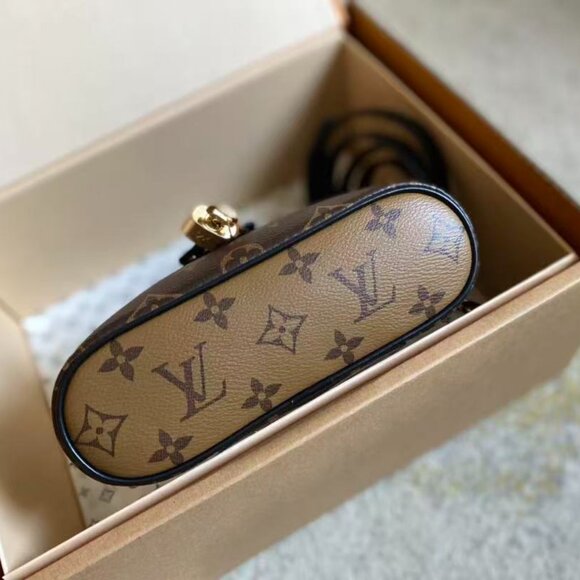 Classic Louis Vuitton Bag: A Stylish and Versatile Choice for Elegance - Picture 3 of 6